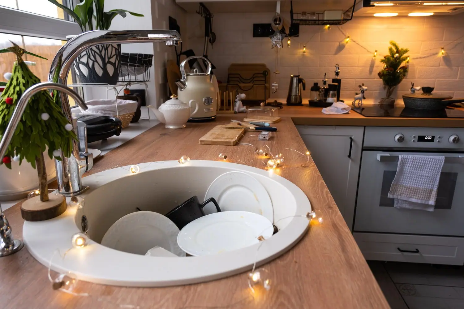 Jak zamontować oświetlenie LED pod szafkami kuchennymi - przewodnik DIY