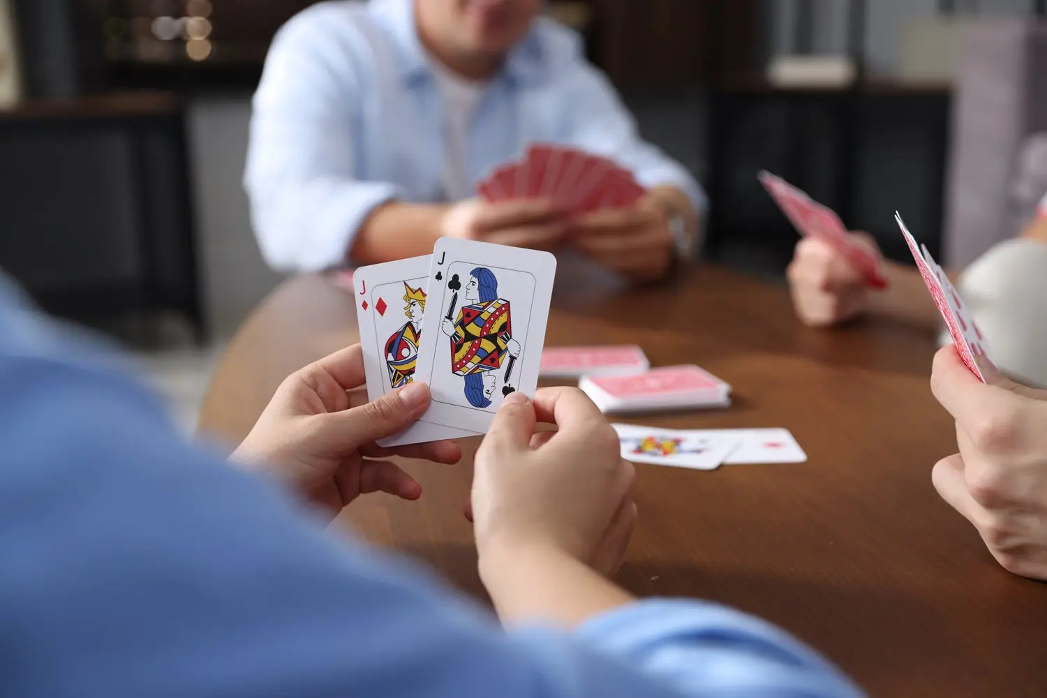 Organizacja turniejów gier karcianych w domu - poker, brydż i remik
